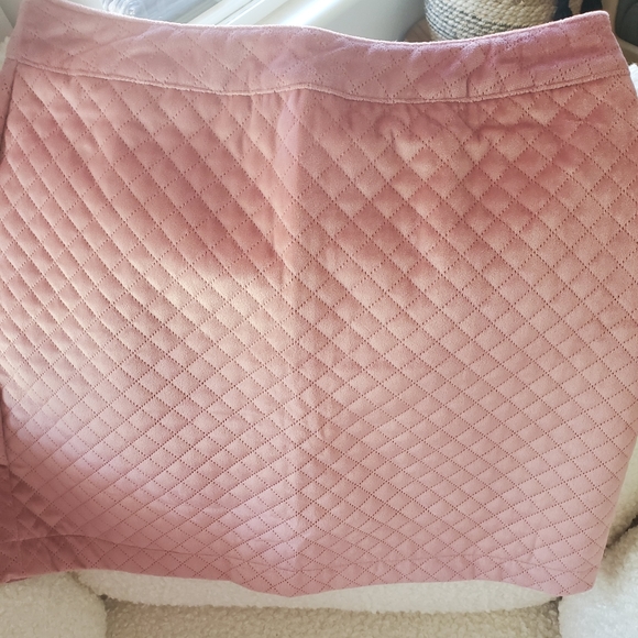 Soft quilted  mauve pink skirt - Picture 2 of 3